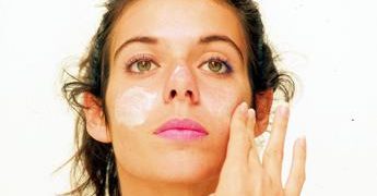 Macchie invecchiano il viso più delle rughe, le ‘armi per cancellarle