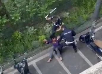 Milano, manganellata dai vigili: donna presenta denuncia