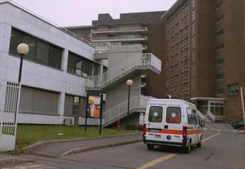 Milano, scappa da ospedale con figlio neonato: arrestato il padre