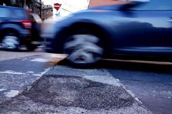 Monza, multato per aver riparato buca. Il sindaco: “Inevitabile, vi spiego perché”