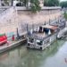 Roma, barcone sul Tevere inclinato su un fianco