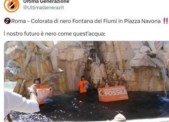 Roma, blitz Ultima Generazione a piazza Navona: carbone vegetale nella fontana – Video