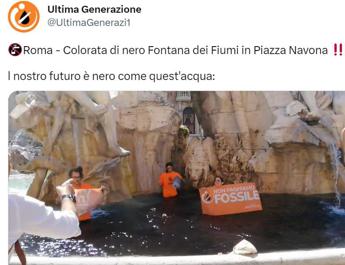 Roma, blitz Ultima Generazione a piazza Navona: carbone vegetale nella fontana – Video