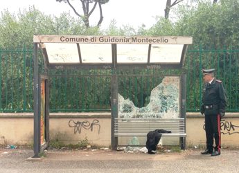 Roma, danneggiano fermata bus e minacciano con pistola passante che li sgrida