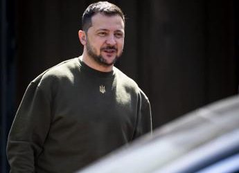Ucraina, Zelensky a Londra. Gb: “A Kiev centinaia di missili e droni militari”