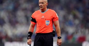 Arbitro Marciniak a raduno estrema destra, salta finale Champions?