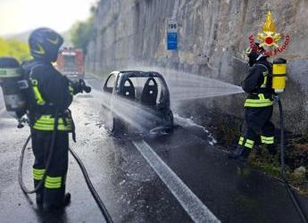 Auto in fiamme sulla E45 a Forlì-Cesena, chiusa la superstrada