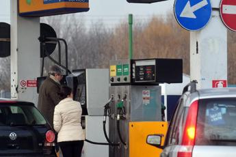 Benzina a 2,7 euro, il prezzo record su A8 Varese-Milano