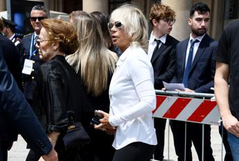 Berlusconi, in Duomo da Parietti a De Filippi in bianco come piaceva al Cav