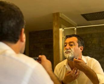 Berlusconi, l’omaggio di Salvini: via la barba per Silvio