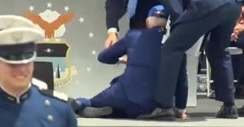 Biden, caduta durante cerimonia Air Force – Video