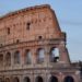 Colosseo, turista incide nome fidanzata sul muro – Video