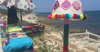 Disabilità, lo Yarn Bombing della Lega del Filo d’Oro colora le città