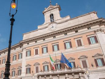 Dl asset, governo pone la fiducia. Opposizioni: “Parlamento umiliato”