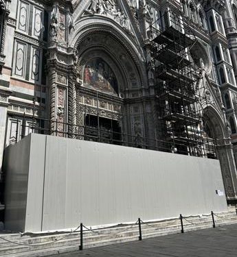 Iniziato il montaggio di un ponteggio sulla facciata del Duomo di Firenze