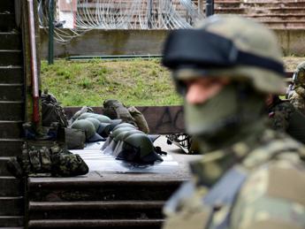 Kosovo, rimpatriati 15 militari italiani feriti