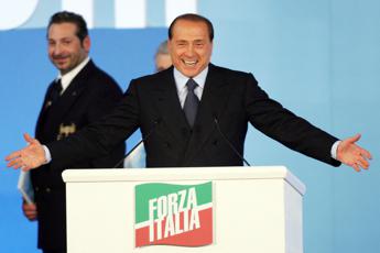 “La sapete quella del commendator Bestetti?”, le migliori barzellette di Berlusconi