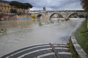 Maltempo a Roma, innalzamento del livello del Tevere: banchine chiuse