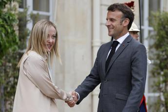 Meloni a Macron: “Rafforzare dialogo, ora passi avanti sui migranti”