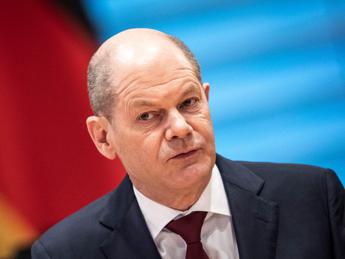 Migranti, Scholz criticato per battuta su rifugiati