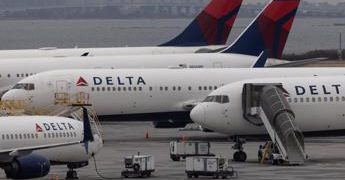 Motore dell’aereo lo risucchia, addetto di pista muore