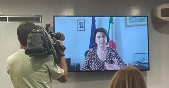 Natalità, Roccella: “Sostenere la donna e l’uomo che vogliono figli, cultura diversa su maternità”