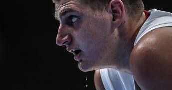 Nba, Jokic stop per infortunio al ginocchio: fermo un mese