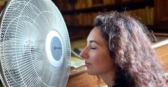 Notti insonni? Panno umido sul ventilatore, doccia fresca e tablet spento