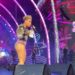 Pink, concerto ‘col morto’: fan lancia le ceneri della madre – Video