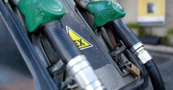 Prezzi carburanti, nuovi rialzi per benzina e diesel