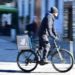Rider, Tribunale di Milano: Deliveroo e Uber versino i contributi all’Inps