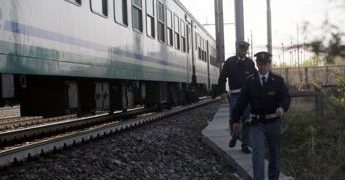 Roma, uomo muore sbalzato fuori dal treno da finestrino rotto