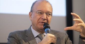 Scuola, Valditara: “Stop sospensioni, lavori socialmente utili per studenti bulli”