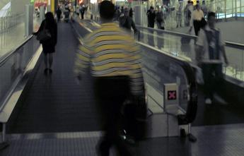 Si incastra nel tapis roulant, medici le amputano la gamba