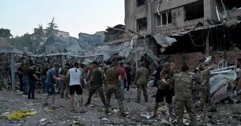 Ucraina, raid russo su Kramatorsk: 8 morti. Oggi Zuppi a Mosca