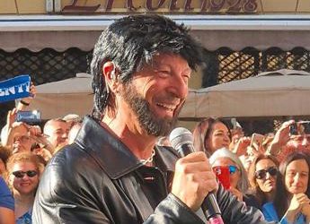 Viva Rai 2, Amadeus da Fiorello vestito da Mengoni