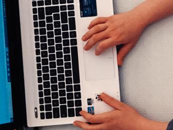 Zangrillo: “Finita pandemia, non c’è più urgenza smart working per genitori”