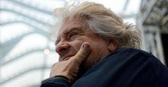 Beppe Grillo, il ritorno sul blog : “Politici? Come zombie nei palazzi”