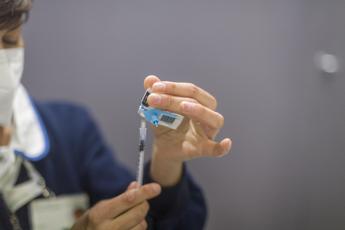 Covid, ok Ema a vaccino Pfizer aggiornato