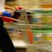 Inflazione risale a luglio, frena il carrello della spesa