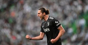 Juve, problema muscolare per Alex Sandro e Rabiot si ferma