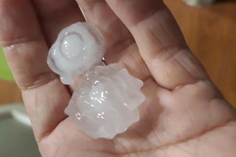 Maltempo oggi, grandine in Lombardia. Bomba d’acqua a Monza