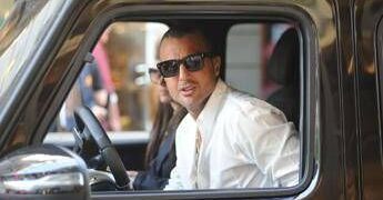 Mediaset denuncia Corona per diffamazione e come Signorini chiede di vietargli l’uso dei social