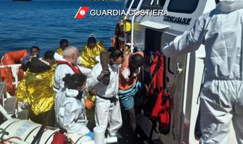 Migranti, proseguono sbarchi a Lampedusa