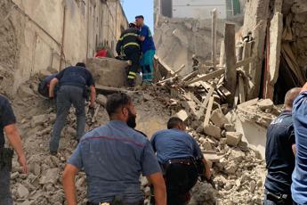 Napoli, crolla palazzo di tre piani a Torre del Greco
