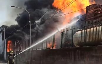 Napoli, incendio in stabilimento a Sant’Antonio Abate- Video