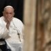 Papa: “Non dimentichiamo gli anziani, no a città ‘concentrati di solitudine'”
