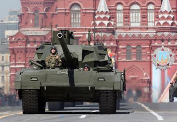 Ucraina-Russia, esplosioni in Crimea e missili su Kharkiv. Mosca licenzia un altro generale