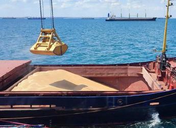 Ucraina, accuse alla Russia da Mariupol: “Rubano il grano”