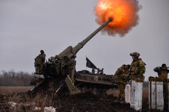 Ucraina, raid di Kiev a sud: “Colpita base Russia, strage di soldati”